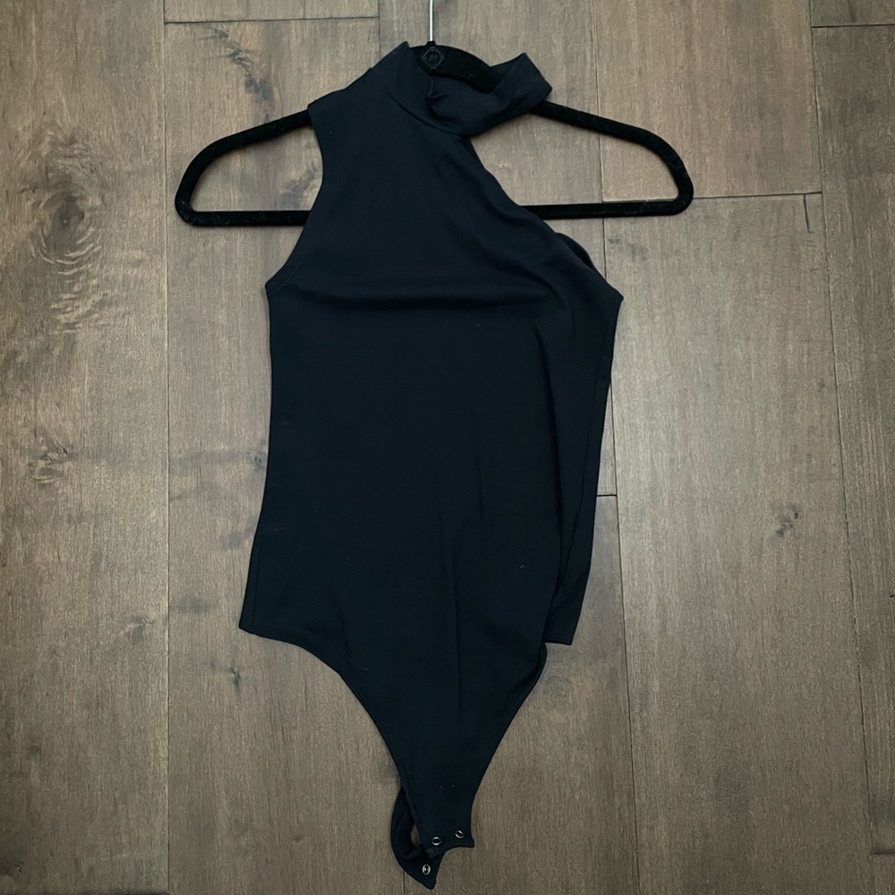 ABERCROMBIE High Neck One Sleeve Bodysuit